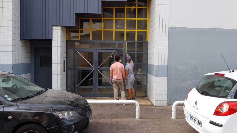 Mise en place chantier pour l'installation d'une porte de hall d'immeuble de type CIBOX  par APS Fermetures à Marseille, 13016