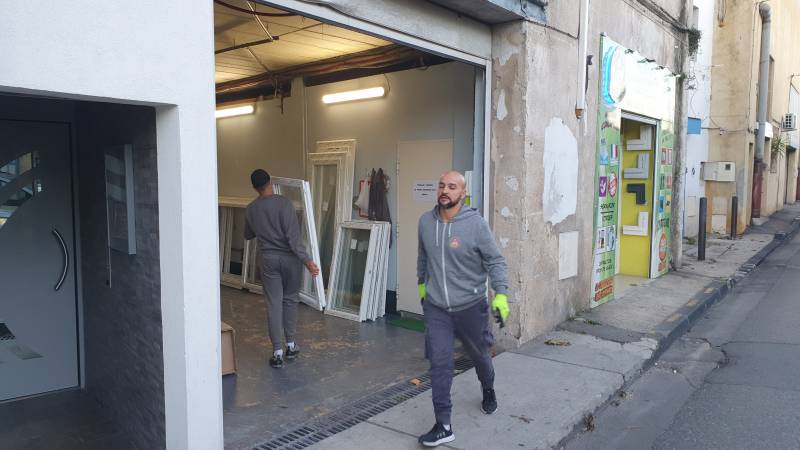 locaux APS Fermetures pendant la livraison de menuiseries  PVC à Marseille 13015