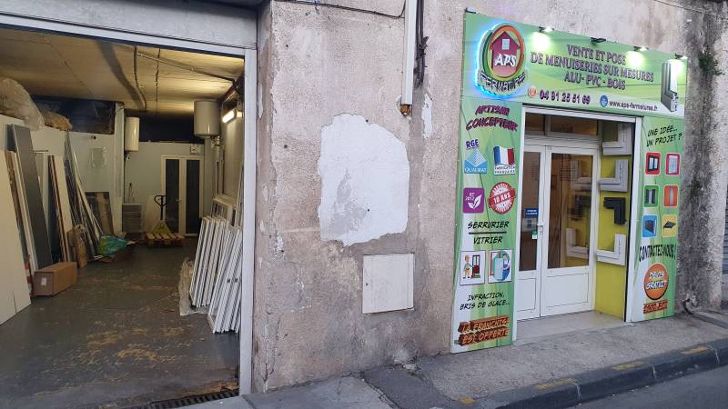 Locaux et bureau de la société APS Fermetures se situe à Marseille, 13015. 