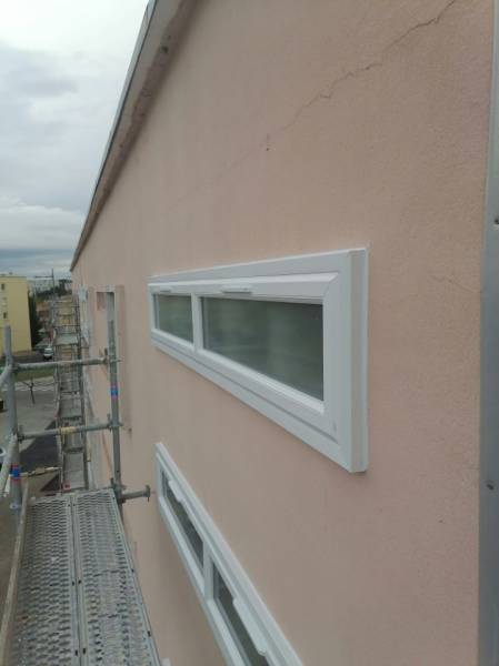 Ensemble PVC sur mesure posé par APS Fermetures dans un immeuble à Port de Bouc. 