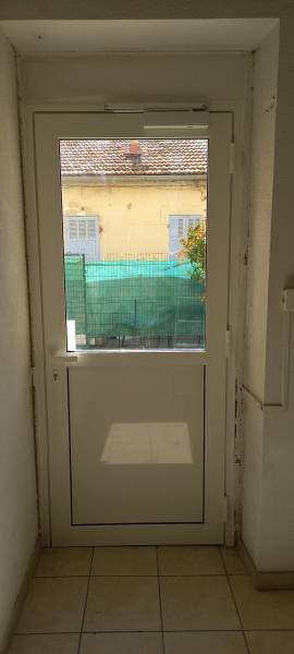 Porte aluminium sur mesure avec groom pour hall d'entre immeuble installée par APS Fermetures à Marseille