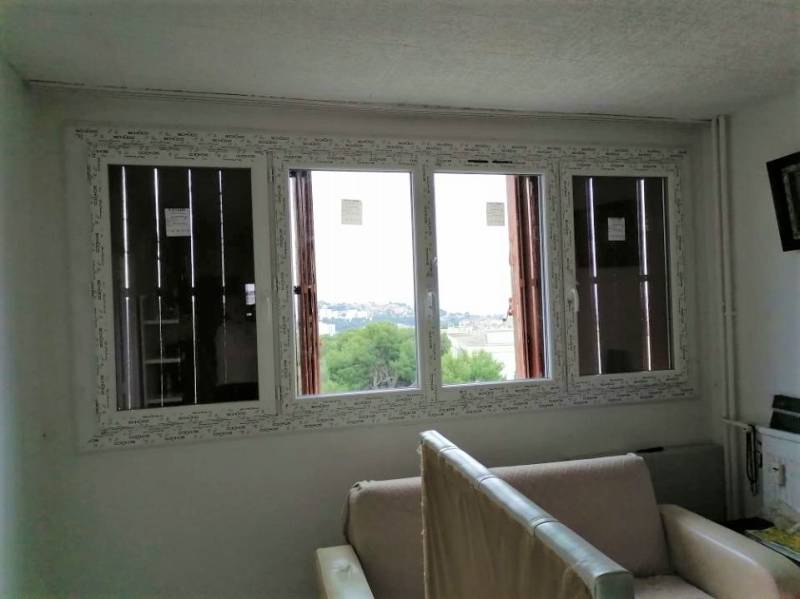 Fenêtre 4 vantaux PVC sur mesure avec ouverture à la française posé par APS Fermetures à Marseille 13015