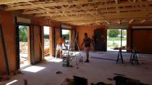 Pose des galandage coulissant sur coffre invisible par APS Fermetures dans une villa neuve à Meyreuil