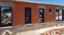 Porte et galandage après la pose par APS Fermetures dans une maison neuve à Meyreuil