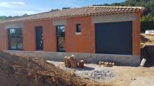 Vue extérieure des menuiseries d'une maison en construction réalisé par APS Fermetures à Meyreuil