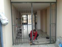 ancienne porte de hall d'immeuble avant la pose d'une nouvelle porte d'immeuble sur mesure par APS fermetures à Marseille, 13016