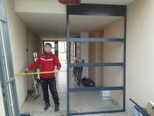Pose châssis de porte de hall d'immeuble sur mesure en aluminium renforcé par APS fermetures à Marseille, 13016