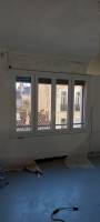 Fenêtre PVC 2 vantaux avec châssis fixe latéraux bicolor blanc et acajou après la pose en rénovation par APS Fermetures à Marseille