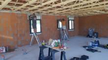 Pose par APS Fermetures des fenêtre 2 vantaux ALU avec volet invisible optibloc sur coffre dans une villa en construction à Meyreuil