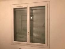 vue intérieur d'une fenêtre PVC avec volet roulant sur mesure posé par APS Fermetures à Gignac-la-Nerthe. 