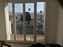 Installation par APS Fermetures d'une porte fenêtre 2 vantaux avec châssis fixe PVC à Marseille, 13015.
